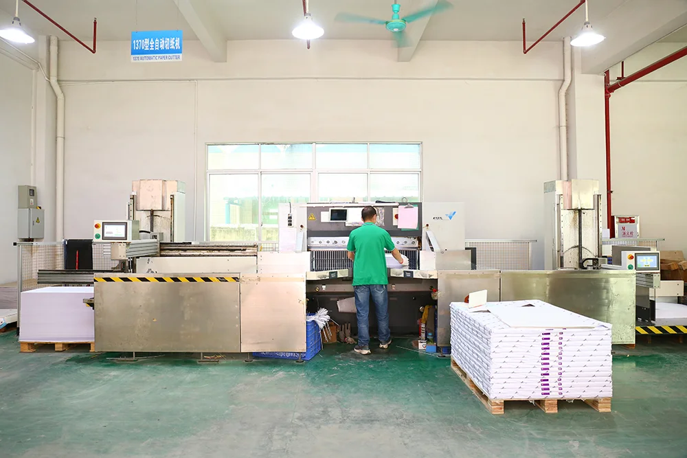 德坤工厂实景：纸张裁切